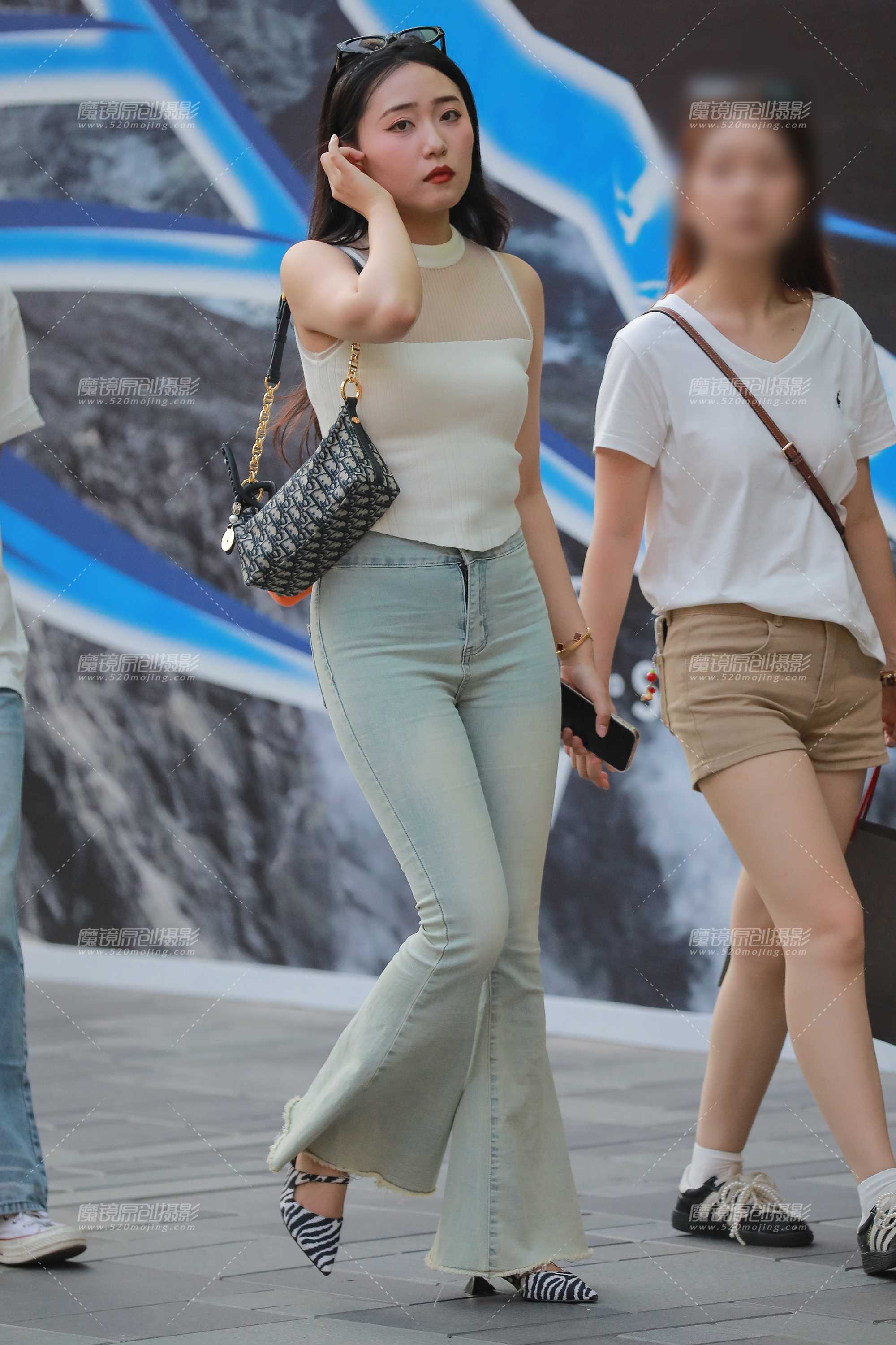 浅牛仔裤美女