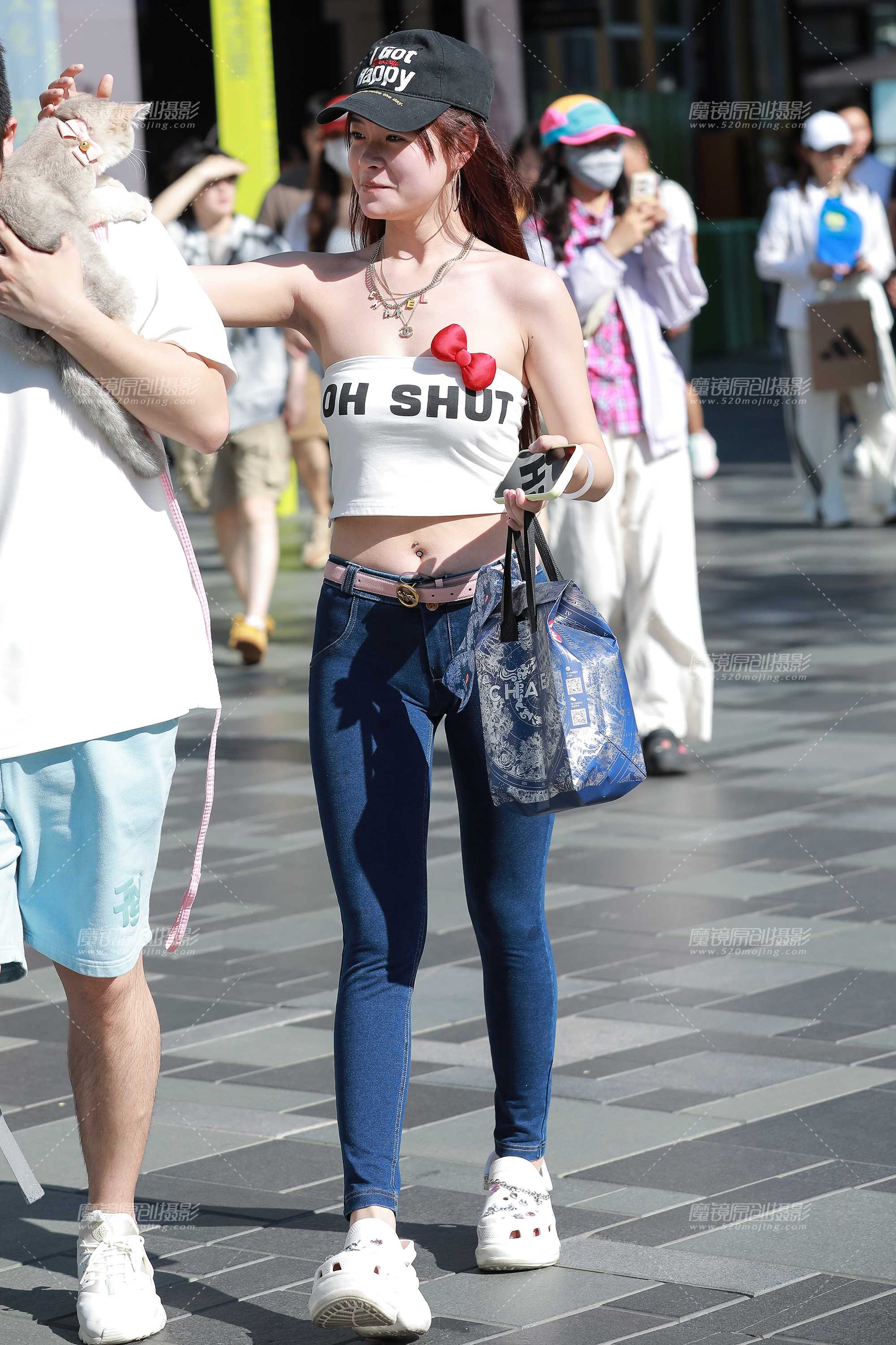 蓝色牛仔裤美女