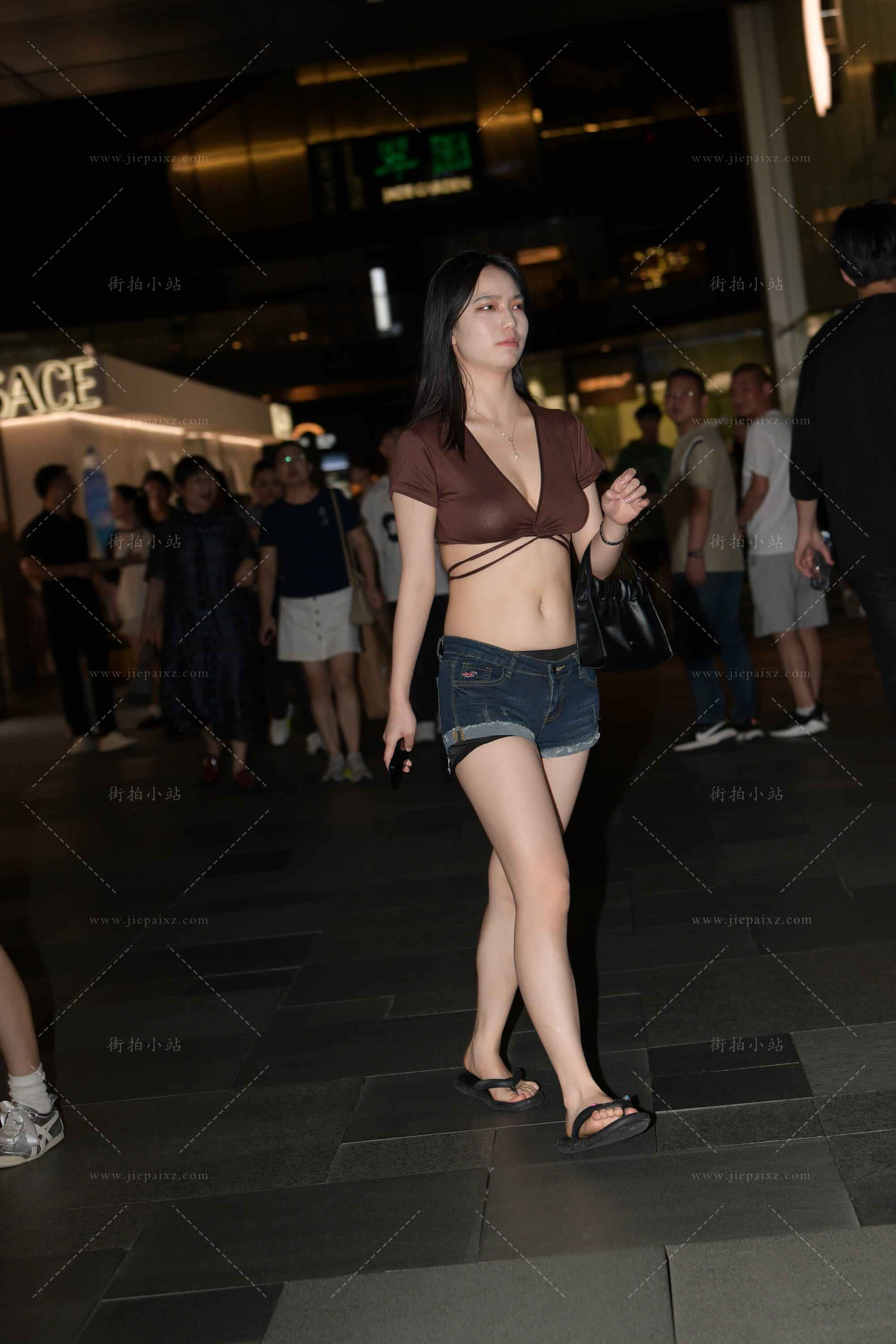 34082lrle5phnljh.jpg