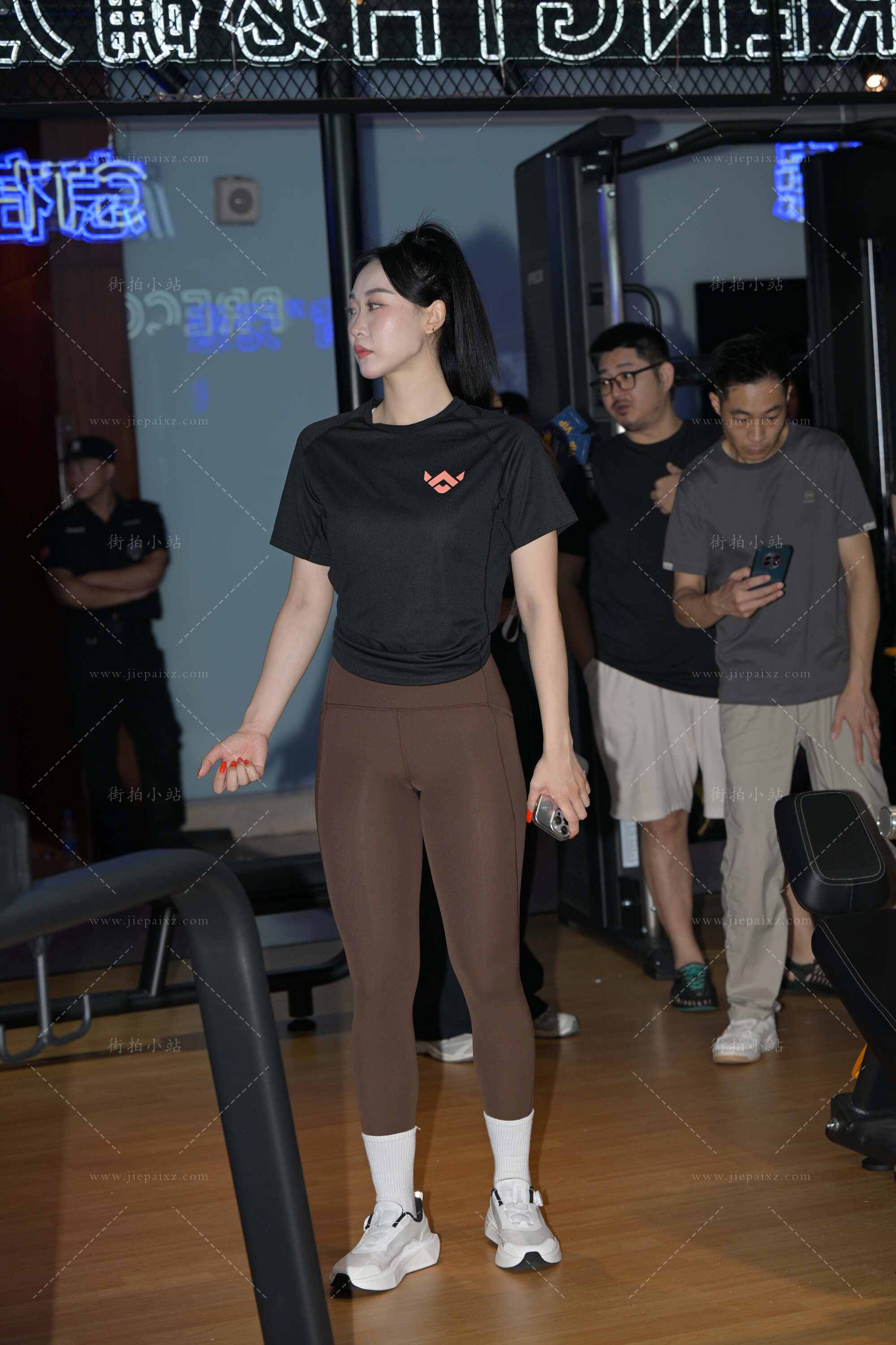 棕色紧身裤健身美女