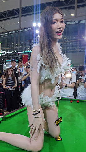 球桌上的性感模特