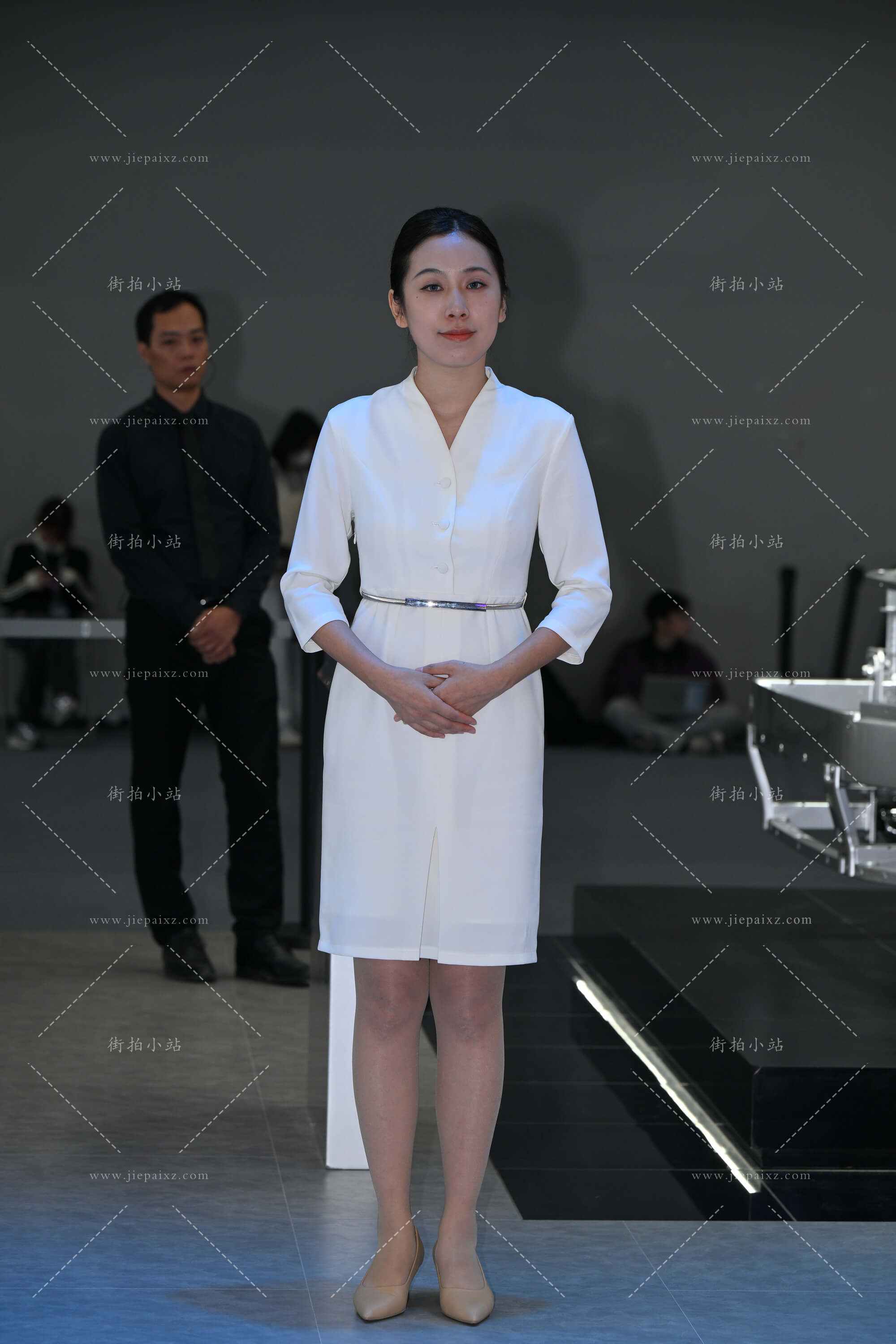 优雅端庄白裙肉丝礼仪 [17P]