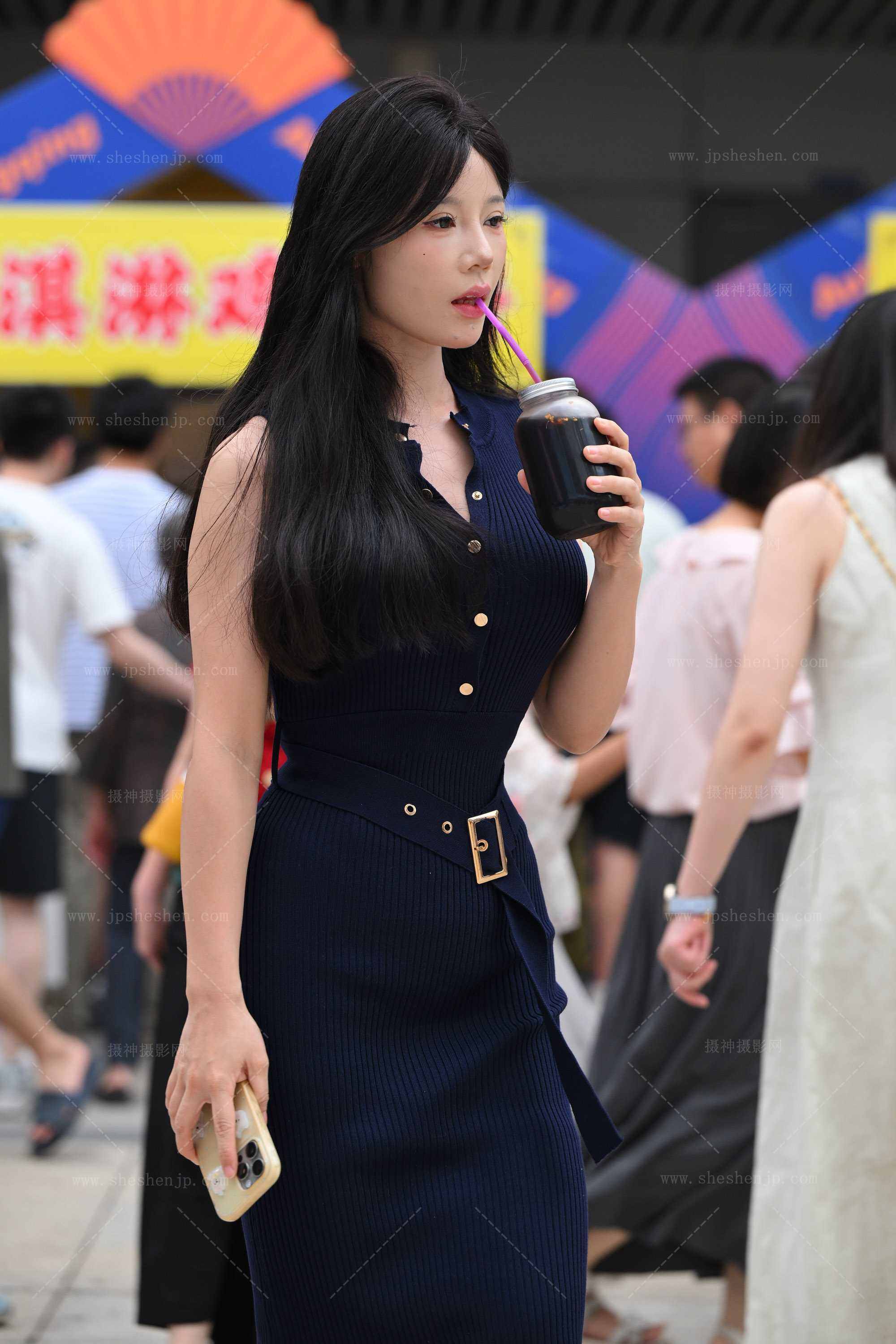 25611-43-46√她喝的是啥呢？