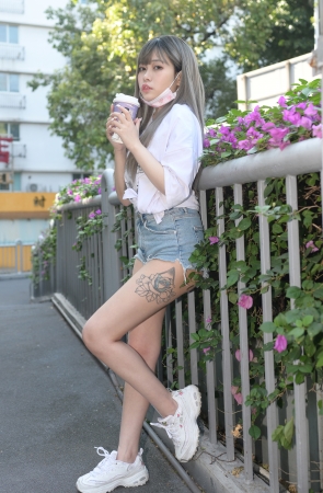 牛仔热裤小妹