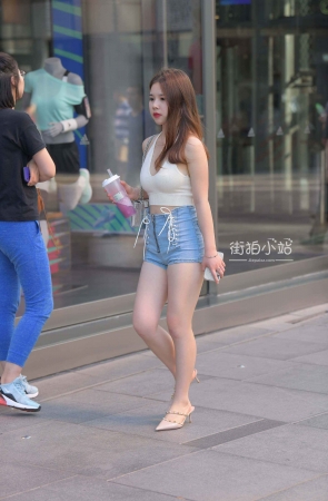 搭讪街拍高腰热裤女孩