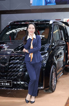 车展现场忽悠裤里丝少妇脱鞋拍脚