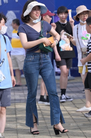 紧牛美女