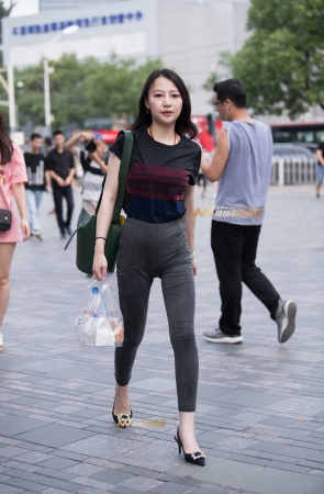 干练紧身灰裤美少妇