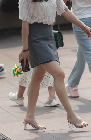 短裙街拍少妇