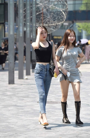 街拍牛仔裤姐姐