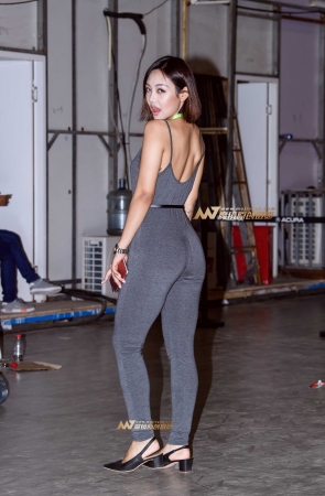 吊带连体紧身衣展示完美身材