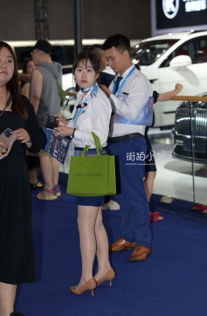 两位通勤装美女