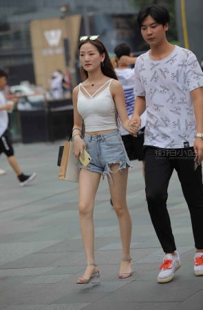 街拍热裤小女友