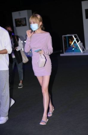 淡紫色包臀裙美腿小姐姐