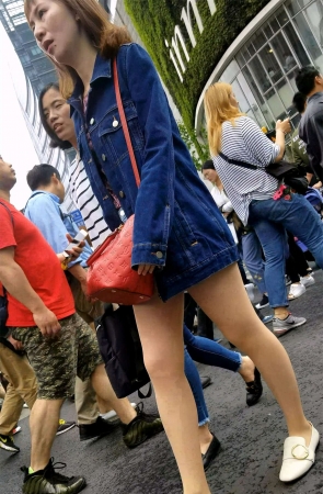 牛仔外套街拍美腿肉丝袜女孩