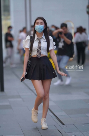 搭讪街拍JK短裙小姐姐