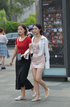 街拍淡粉色裙、平底鞋小姐姐