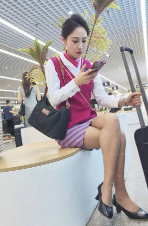 4K视频偶遇南航空姐下班肉丝高跟清秀气质