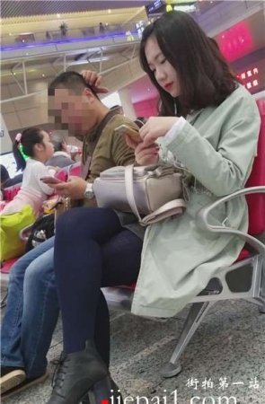 4k-高铁站候车室拍摄深蓝色丝袜打底的小眼睛萌妹子。