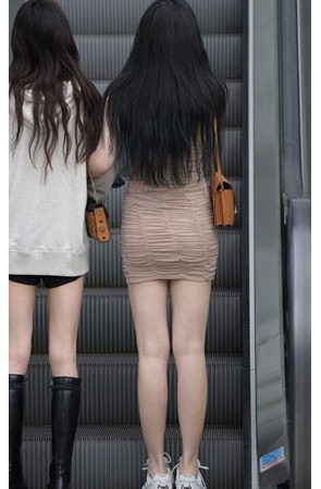 吊带包臀裙妹子(53P)