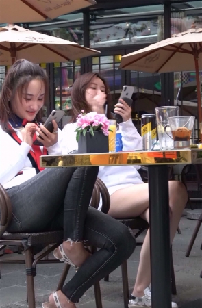 超高颜值牛仔裤高跟鞋美女