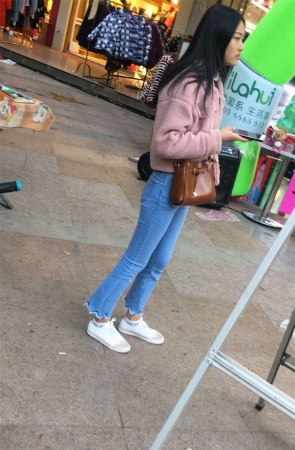 紧身蓝牛少女