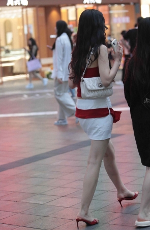 街拍短裙高跟少妇