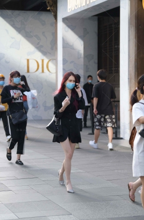 抓拍打电话的美女