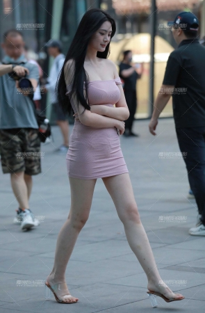 粉色性感包臀裙美女