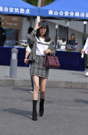 漂亮的黑靴美腿小姐姐