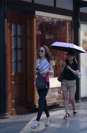 黑色紧牛白嫩美腿