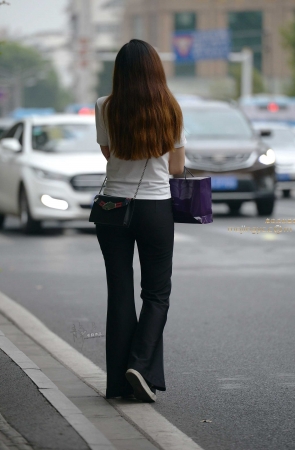 傍晚等车的黑裤妹子