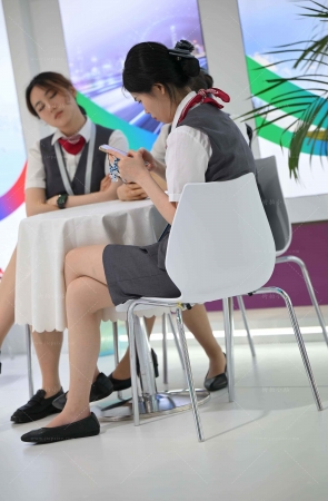 银行小姐姐悄悄拖鞋晾丝