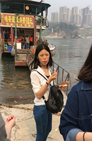 白T恤紧身牛仔裤娇小身材美女