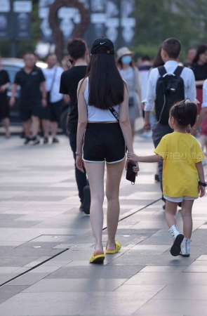 街拍极品好身材美腿辣妈