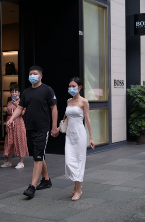 性感白色吊带裙