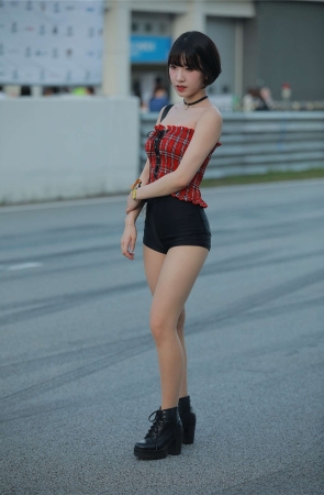 黑色热裤白嫩美腿