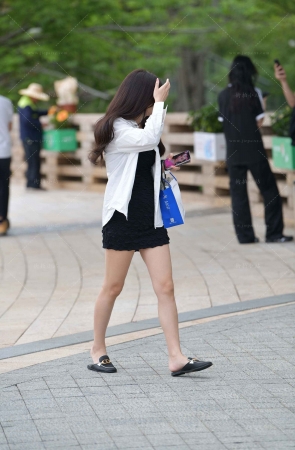街拍黑色短裙小姐姐