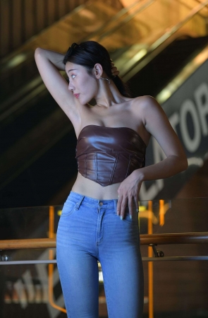 778夜拍蓝色牛仔裤美女