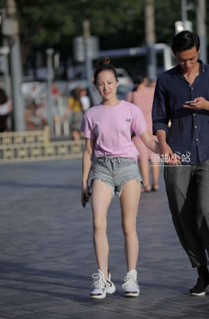 街拍紫色T恤大白腿女友