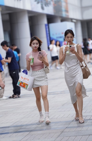 白净大长腿花裙少女