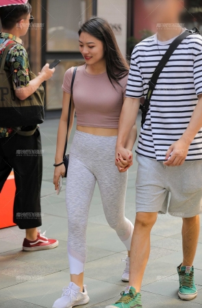 喜爱穿运动装的女友