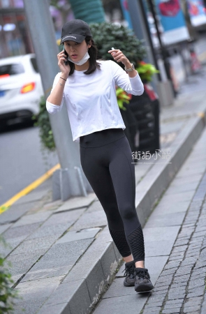 街拍紧身裤小姐姐