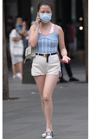 打电话的丰腴美女(51P)[1.04G/JPG]
