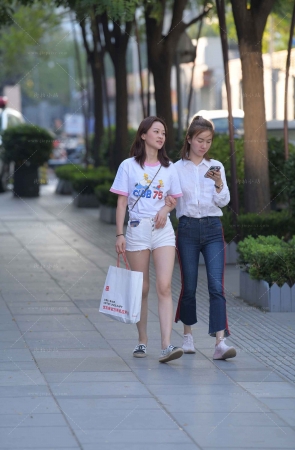 街拍白热裤小姐姐跟闺蜜