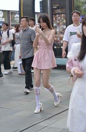 街拍粉色吊带裙小姐姐