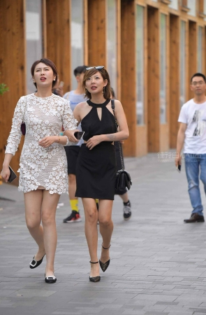 街拍成熟型知性姐妹花