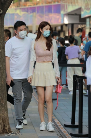 白色短裙吊带美胸