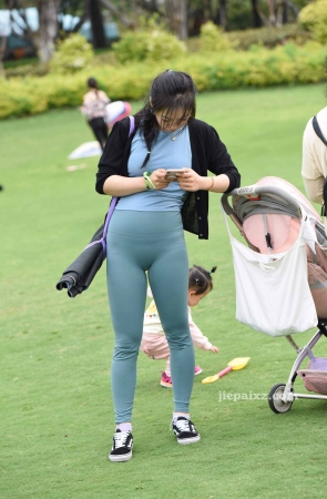 紧身瑜伽裤少妇