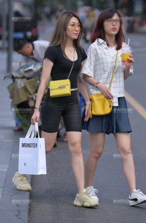 紧致中裤小姐姐